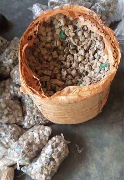 Polisi yasanze arimo apakira urwo rumogi mu mifuka no mu mashashi