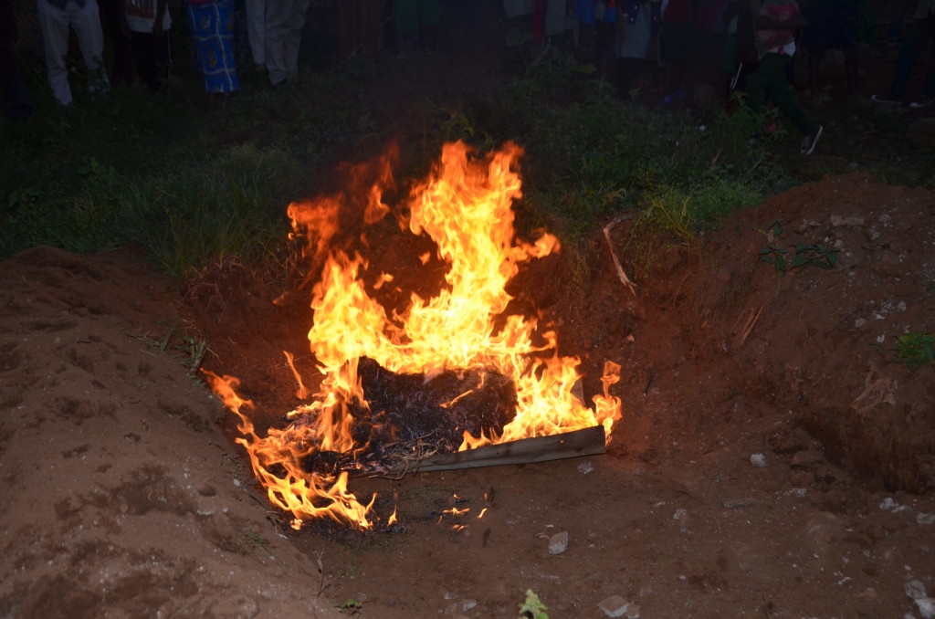 Urumogi bafatanywe rwahise rutwikirwa imbere y'abaturage 