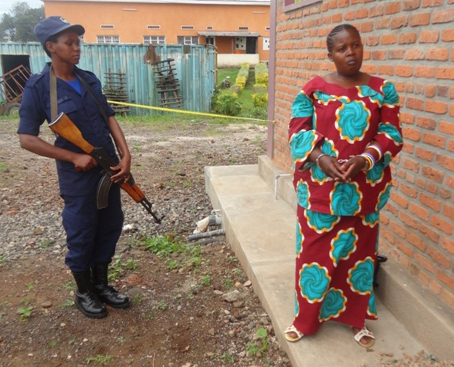 Mukagatare yari yambaye neza utamenya ko hari ikindi kintu atwaye.