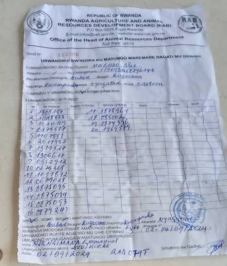 Uyu muturage agaragaza n'urupapuro rw'inzira ruzikura mu Karere ka Kirehe ruzizana Nyagatare