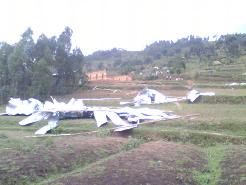 Amabati yari asakaye urusengero yagurutse.