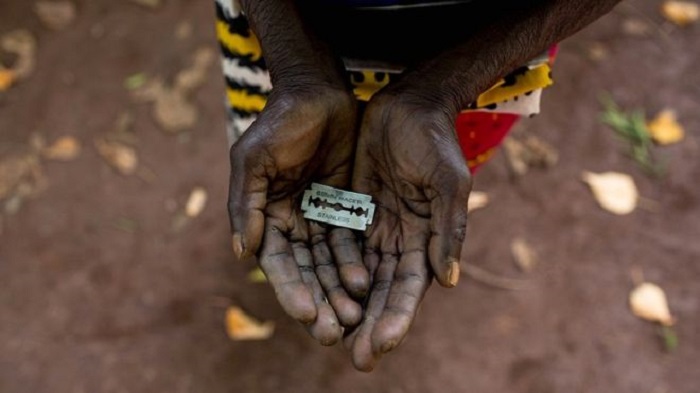 Ababikora bakoresha ibikoresho birimo inzembe (Photo:Internet)