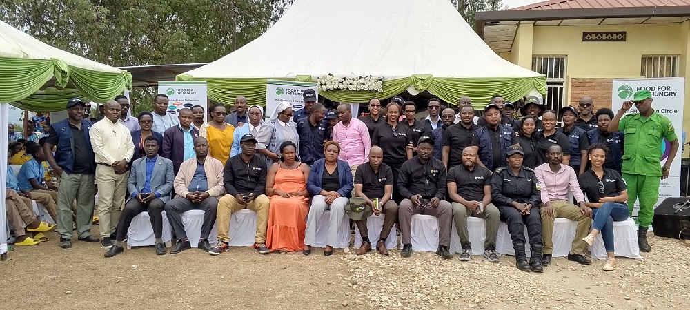 Abayobozi bafashe ifoto y'urwibutso