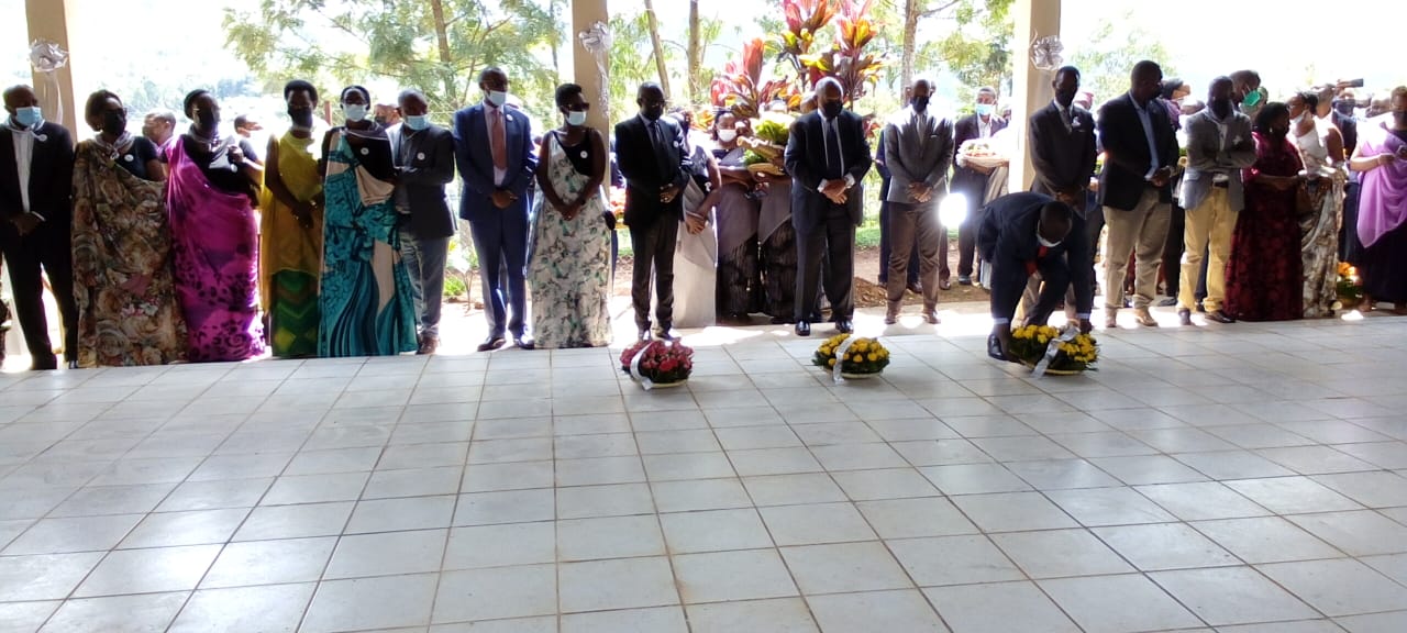 Bashyira indabo ku rwibutso