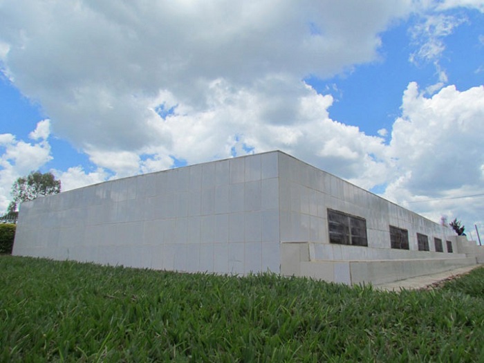 Imwe mu mva iri ku rwibutso rw'abazize Jenoside rwa Kiziguro