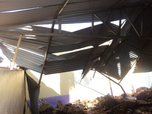 Igisenge cyangiritse ku buryo imvura izajya yinjiramo imbere.