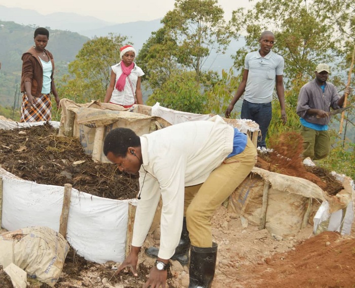 Urwo rubyiruko rwubatse uturima tw'igikoni dusaga 4000