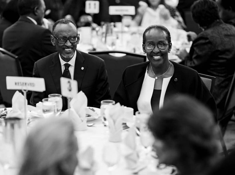 Perezida Kagame na Madamu bakiriwe ku meza na Senateri Bill Nelson