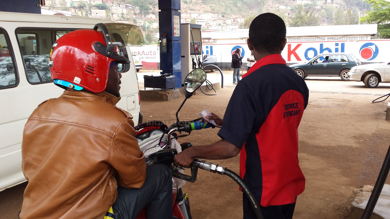 Uhabwa lisansi bamusaba kuzimya moteri y'ikinyabiziga