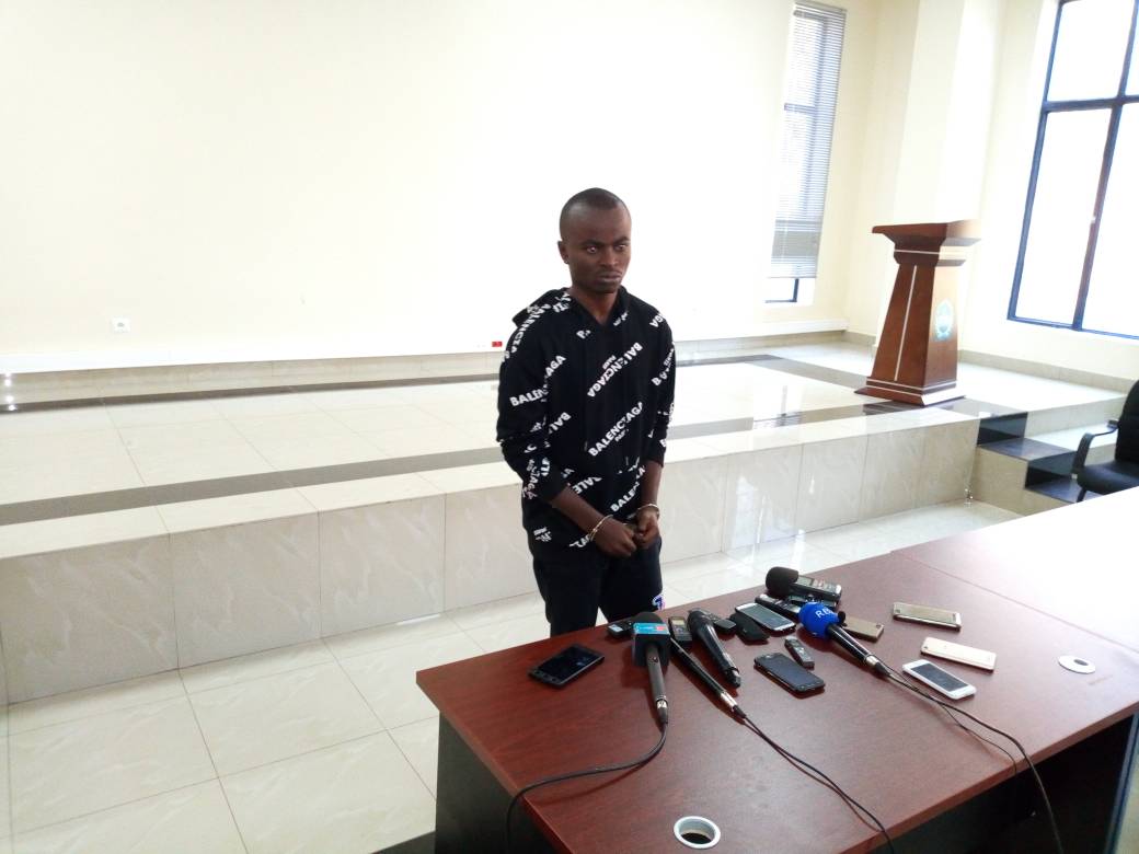 Usanase Muhamed avuga ko ari we washimutaga imbuga nkoranyambaga zirimo iz'abahanzi za Facebook na Instagram