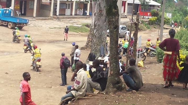 Abamotari baba barimo kuzenguruka mu rusisiro bashaka abagenzi.