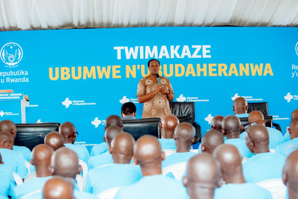 Uwacu Julienne aganiriza abo bagororwa