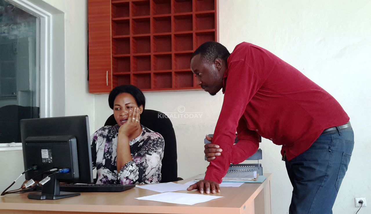 Umwe mu bari baje gutanga ikirego ku buyobozi bwa KVSS