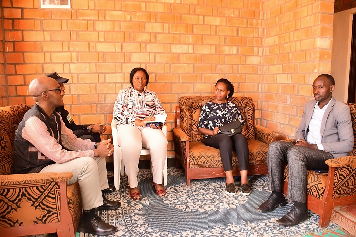 amazu bahawe arimo n'ibikoresho byo mu nzu