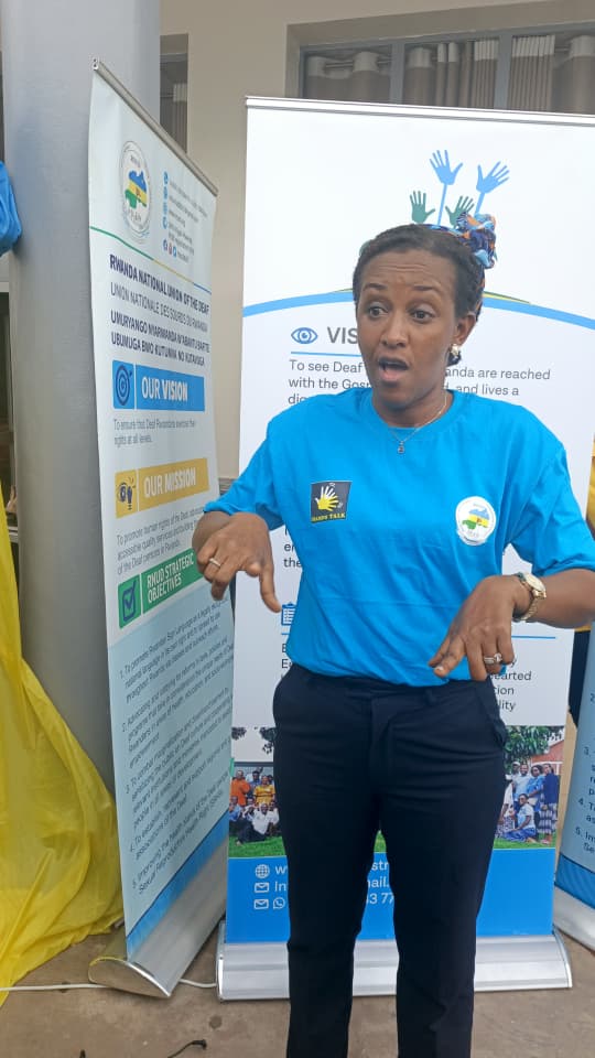 Uwamahoro Annick avuga ko hari igihe guhabwa serivisi bigorana bitewe n'uko aho bazisaba haba hatari umuntu uzi ururimi rw'amarenga, na we akaba asanga abantu bose bakwiye kurwigishwa