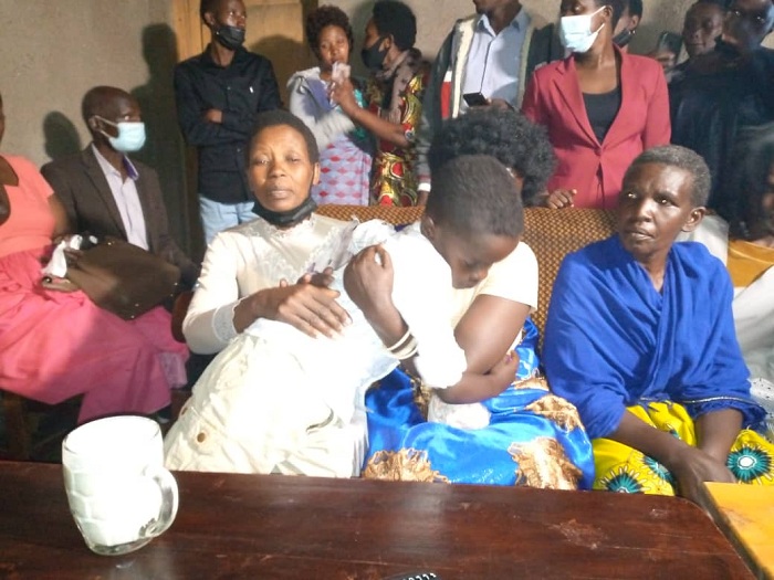Nyina w'Uwamahoro asuhuza umwuzukuru we