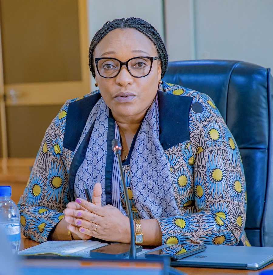 Minisitiri Uwamariya yasobanuriye Abadepite uko ibyo binyabutabire bigiye gukurwaho