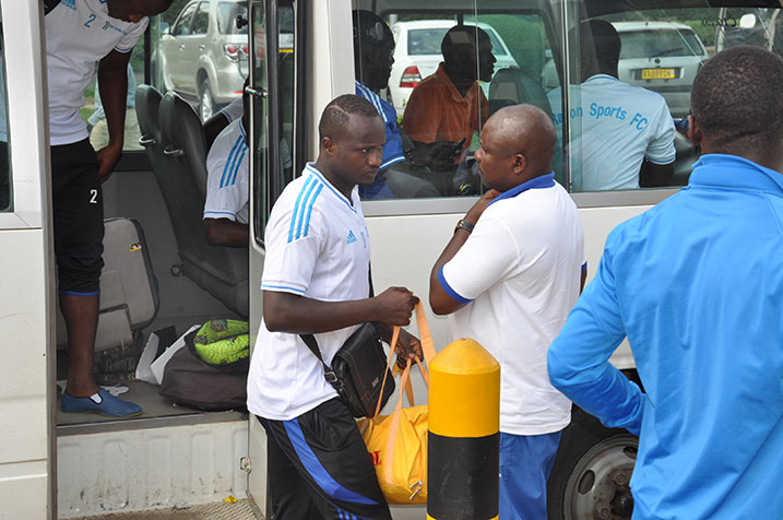 Uwambazimana Leon asohoka mu modoka.