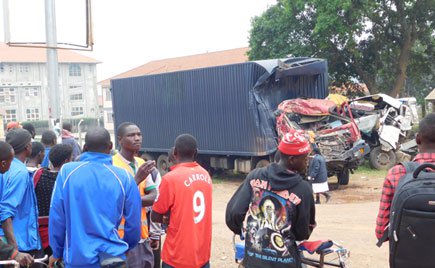 Uwari utwaye iyi kamyo aravugwaho kuba yagendeye mu muhanda wa bisi bituma zombi zigongana