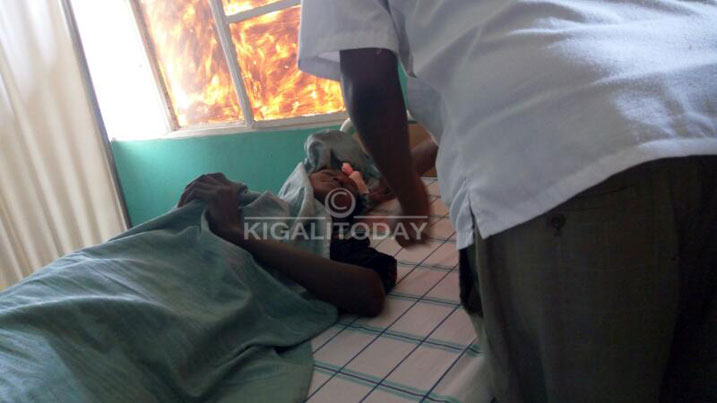 Uwizeyimana aho aryamye kwa muganga, nyuma yo guterwa icyuma mu gahanga n