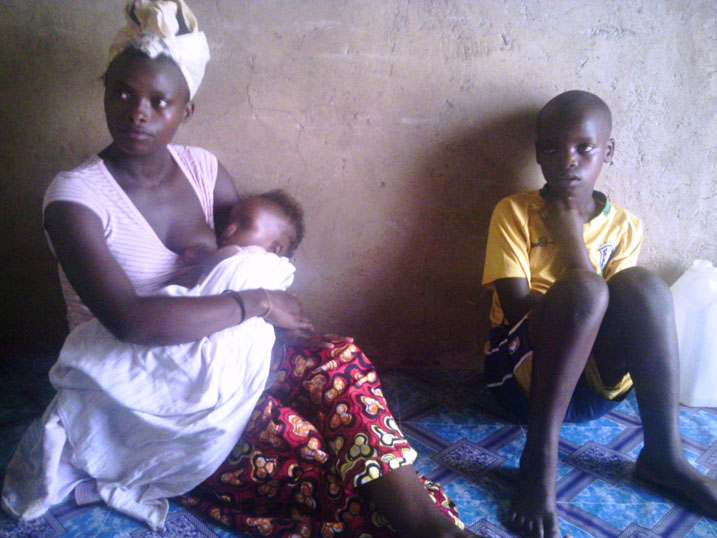 Uwase Jeanine abana n'abana ba musaza we n'uwo yabyaye akaba amaze imyaka 15 atarubakirwa.