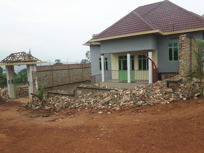 Ubuyobozi bw'Umujyi wa Kigali buvuga ko uruzitiro rwa Kavumbi Ildephonse rwubatswe mu muhanda