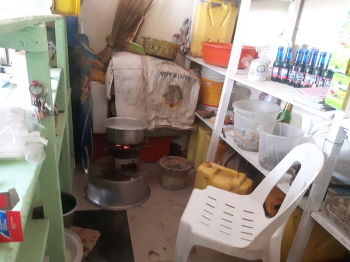 Ubuyobozi bw'Umurenge buvuga ko nyiri ibyo bicuruzwa yababonye agahita yihisha, ko n'ikimenyimenyi yari ashyize amafunguro ku mbabura