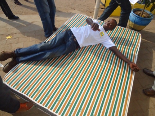 Uyu musore yari ari kwishimira kuri matela yatomboye.