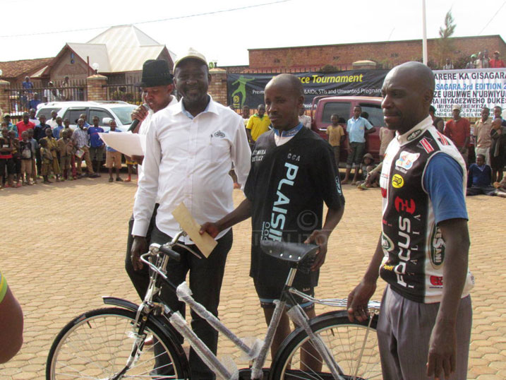 Uwihoreye Bosco wabaye uwa mbere ahembwa na visi perezida wa Ferwacy