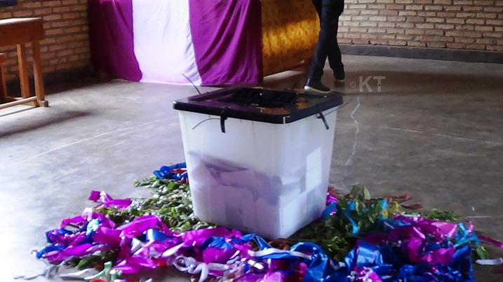 Uwavaga mu bwihugiko yahitiraga ku isanduku agashyiramo urupapuro amaze gutoreraho