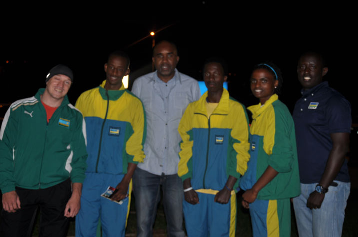 Uwayo Theogene umuyobozi wa FERWAKA ubari hagati yabaherekeje anabifuriza gutahana intsinzi.