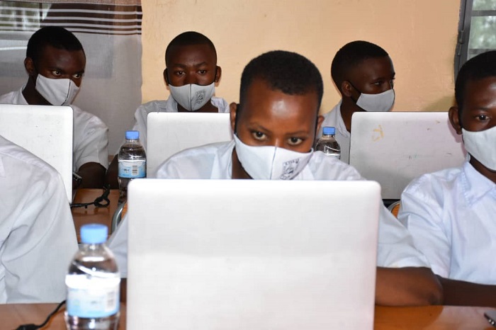 Uwera avuga ko yiyemeje kwiga imyuga yirengagije abamuca intege