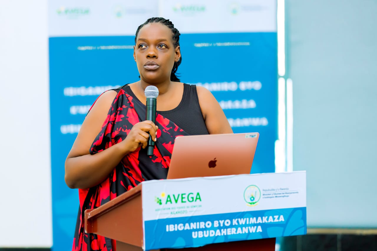 Marie Alice Kayumba Uwera wo muri MINUBUMWE yabwiye abanyamuryango ba AVEGA Agahozo ko ubutwari bwabo babuzirikana
