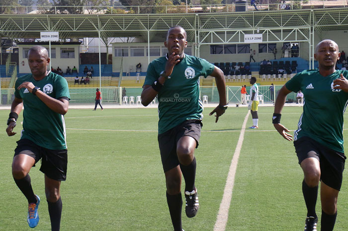 Uwikunda Samuel (hagati) uheruka gusifura igikombe cya Afurika U-20 azaba ari mu kibuga hagati