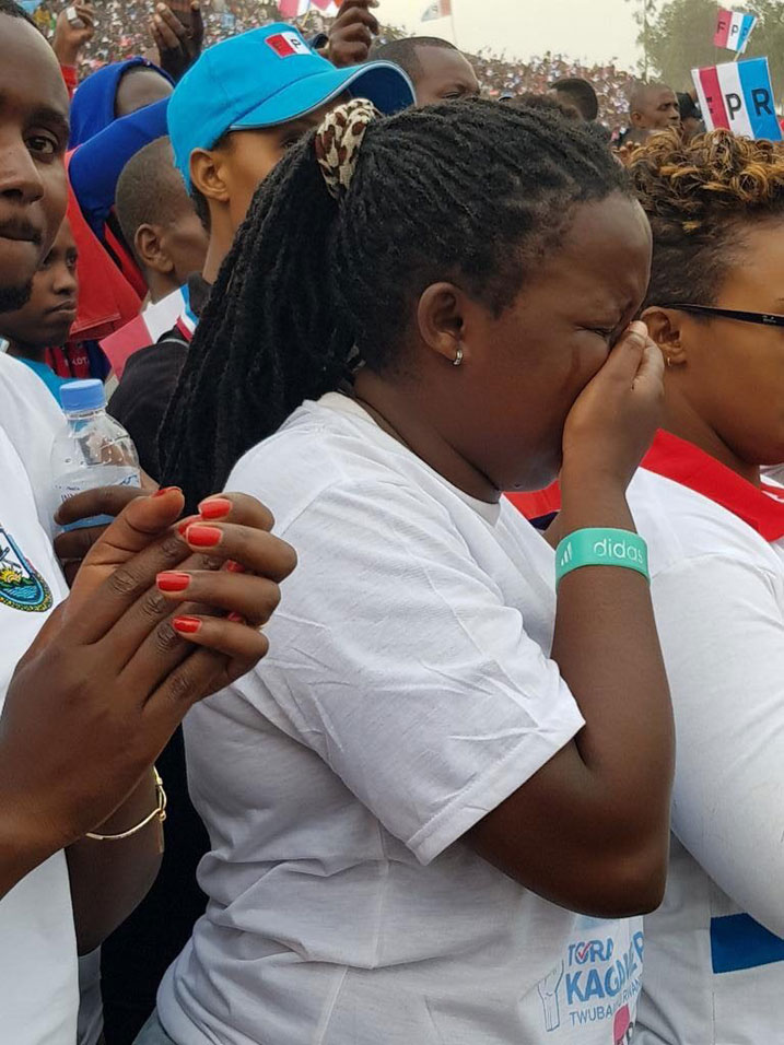 Uwimana kwihangana byaramunaniye araturika ararira.