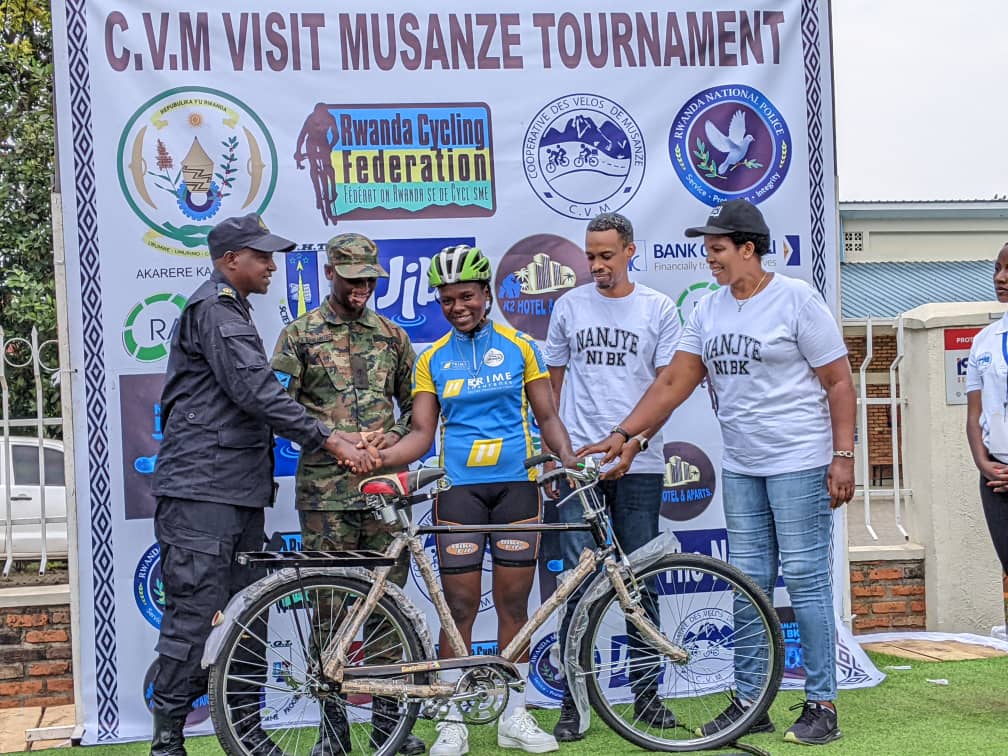 Uwimbabazi Liliane yegukanye igihembo nk'uwahize abandi mu cyiciro cy'abakobwa