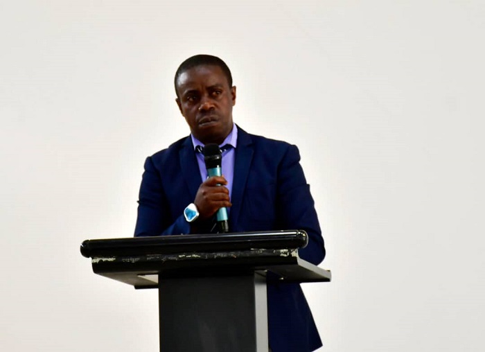 Uwizeye Jean de Dieu, mu buhamya bwe, aburira abagitsimbaraye ku ngengabitekerezo ya Jenoside, akabasaba kwitandukanya na yo kuko ari mbi