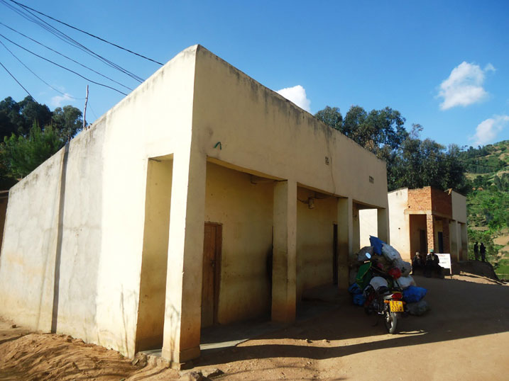 Uwizeyimana akorera ku gasantere ka Rugaramba kandi agerageza kubona amafaranga.