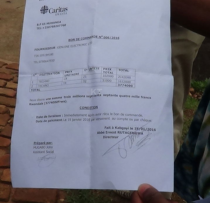 Uwizeyimana yemera ko yibishaga ibiranga bya Caritas ya Kabgayi ari na cyo cyatumaga abacuruzi b'i Muhanga bamugirira icyizere kuko basanzwe bayizi.