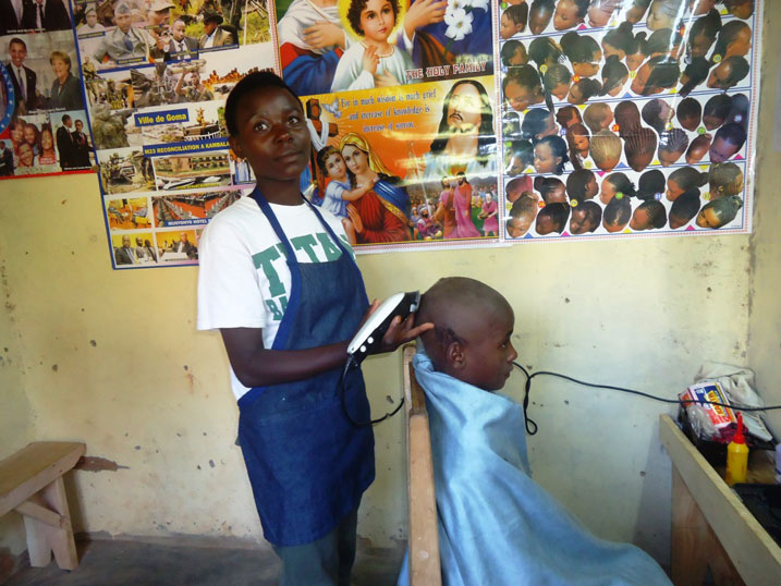 Uwizeyimana akora akazi ko kogosha nta pfunwe.