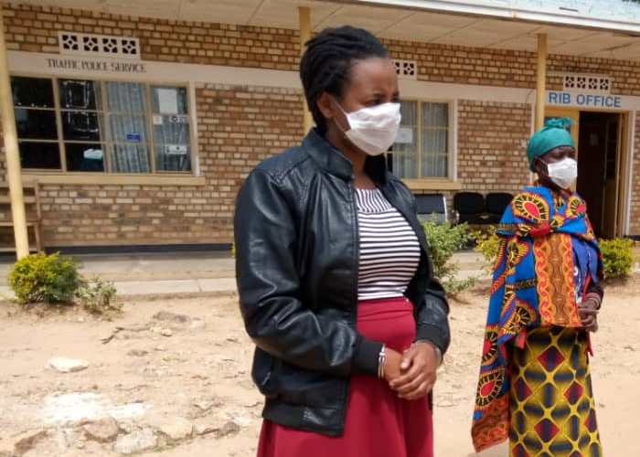 Joasephine Uwizeyimana (wambaye ikoti) avuga ko atari we wari wafunguye akabari