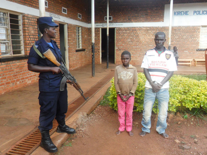 Aba bavandimwe bemera ko bishe ise kuko yabatezaga amadayimoni. Uyu muto afite imyaka 29, kuba adakura ngo abiterwa n