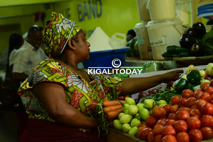 Uwo mubyeyi aratunganya imboga ze zibereye ijisho.