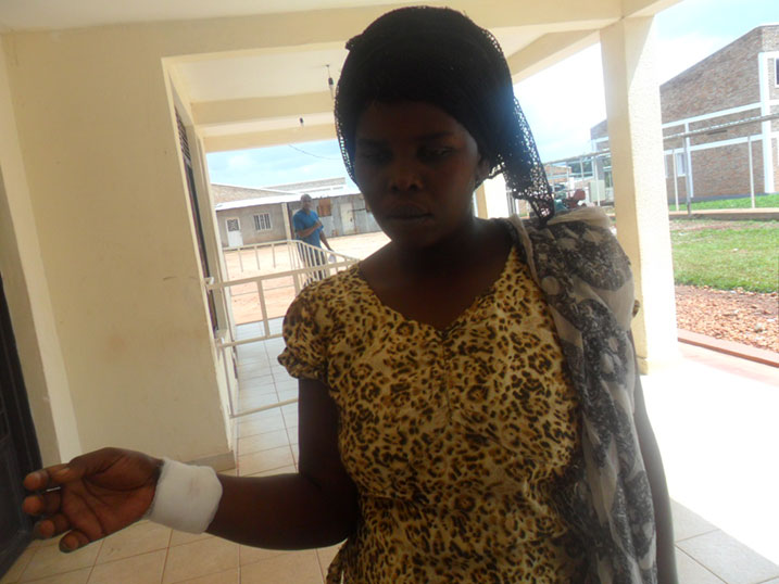 Uyu mugore yamurumye arwana n'imbwa akiza abana.