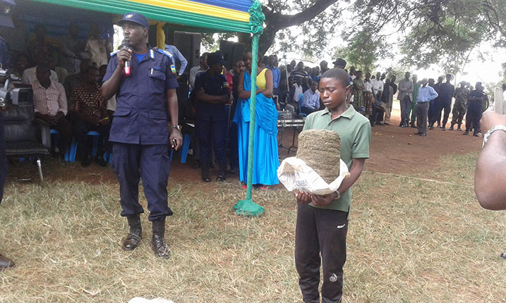 Uyu muhungu wiga mu mashuri yisumbuye agiye gufungwa imyaka itatu kubera ibiyobyabwenge.
