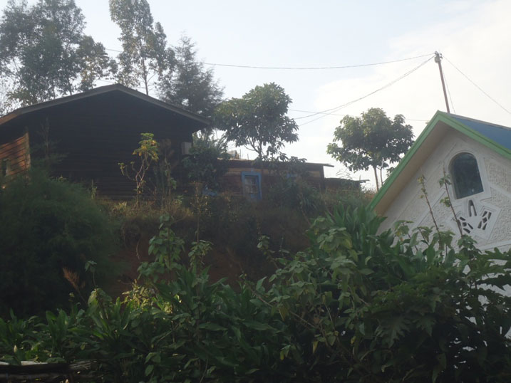 Amazi y'imvura yatangiye gutengura umukingo uri munsi y'inzu ya Gatware.