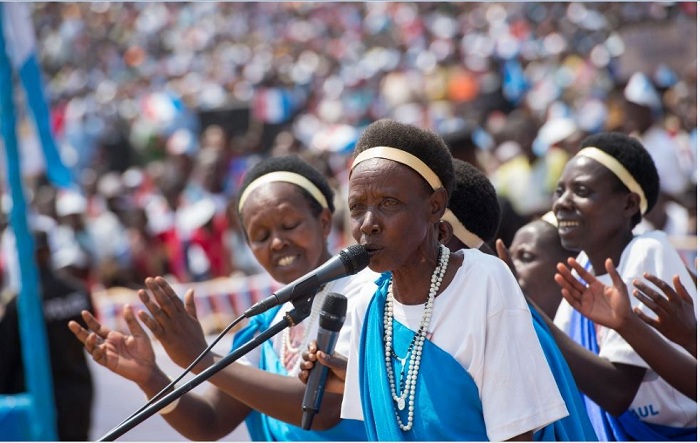 Uwo mukecuru uri kuri Micro yari umuhanga mu kuririmba