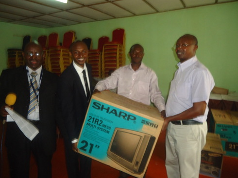 Uyu mugabo yatomboye televiziyo.