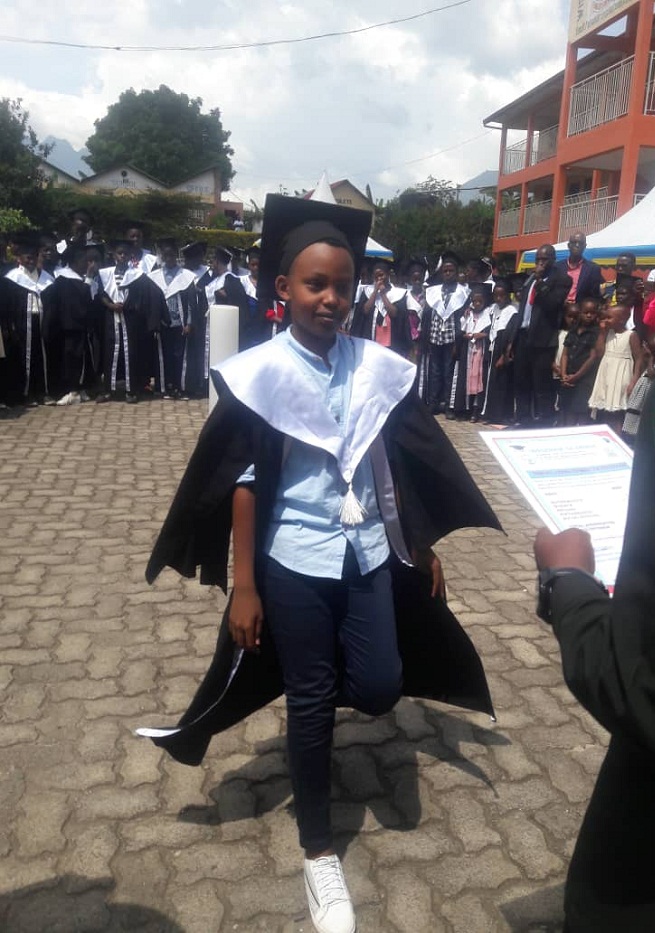 Umwe mu bana bashyikirijwe impamyabushobozi y'uko bashoje neza ikiciro 