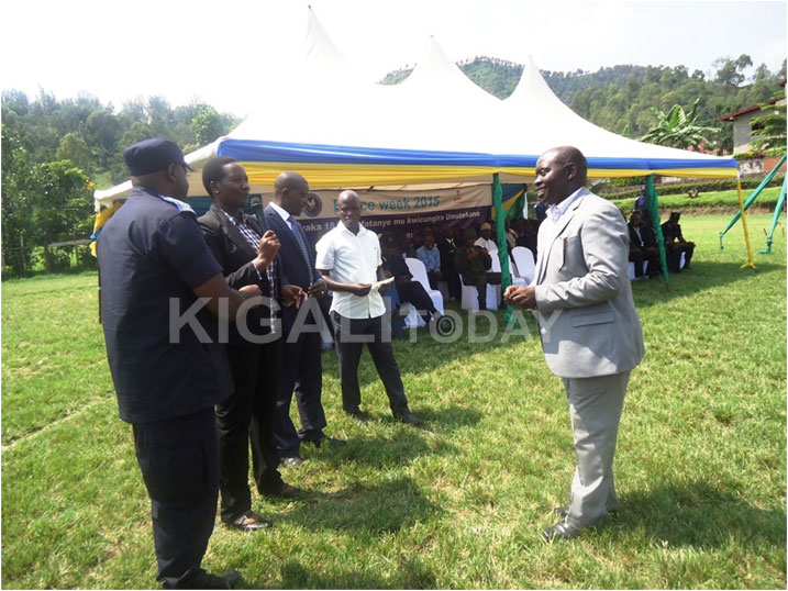 Uyobora ihuriro ry'amakoperative aroba mu kiyaga cya Kivu mu karere ka Rusizi nawe yashyikirijwe inkunga ya sheke ya miliyoni 1 bagenewe na Polisi y'u Rwanda.